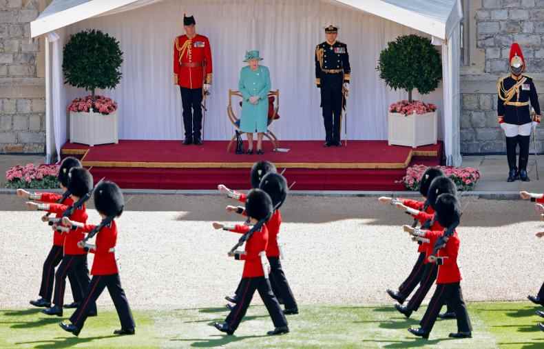 Queen Elizabeth II nimmt an einer militärischen Zeremonie teil 