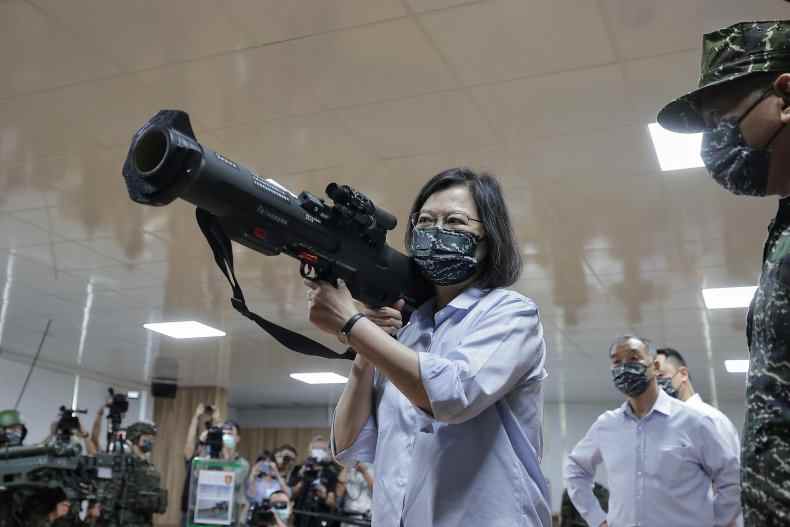 Taiwans Tsai Ing-wen hält Raketenwerfer