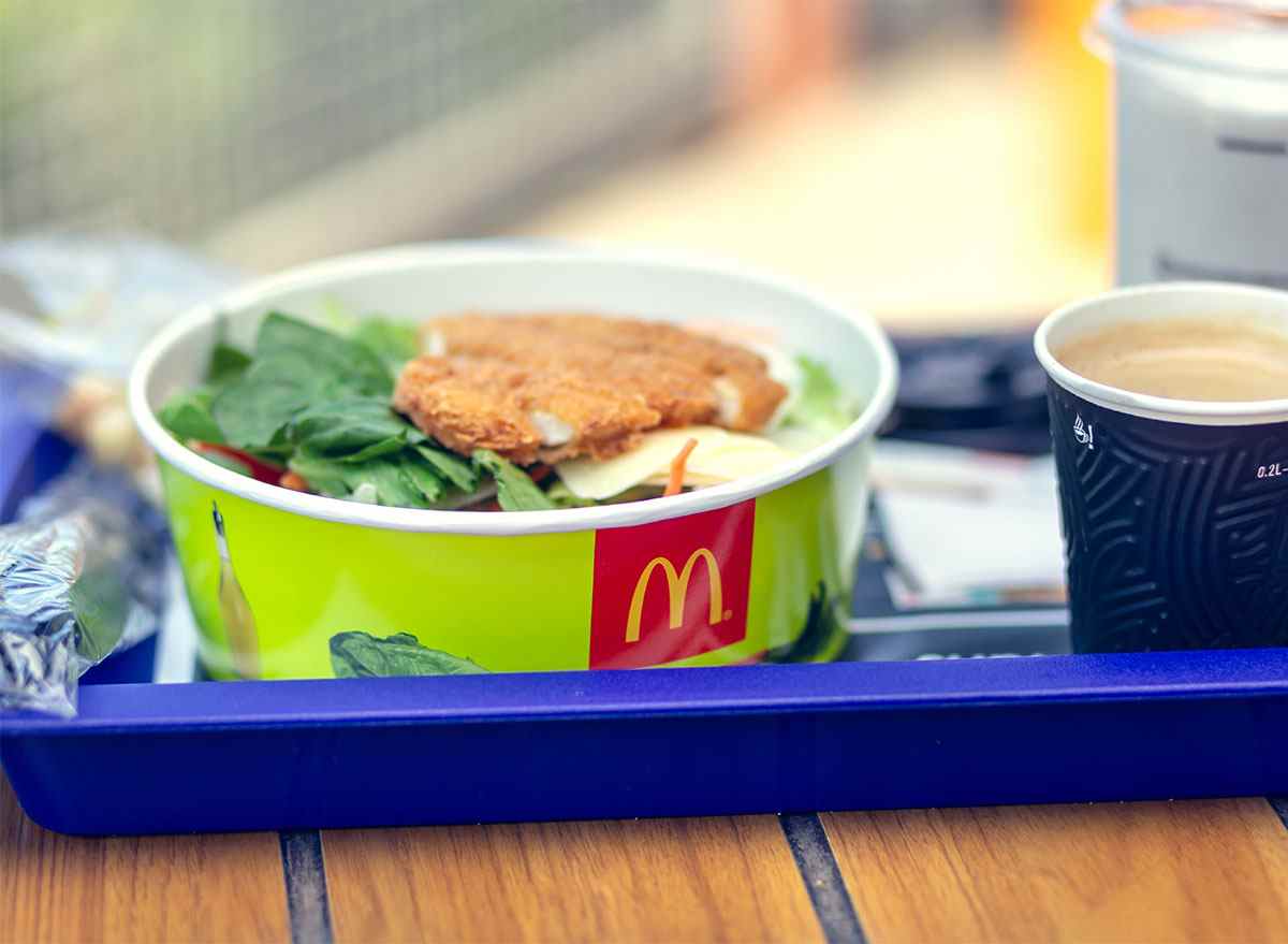 McDonalds-Salat und Kaffee auf blauem Tablett