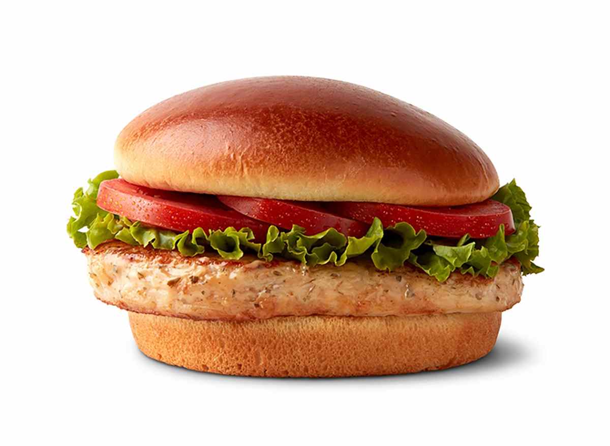 McDonalds handwerklich gegrilltes Hühnersandwich auf weißem Hintergrund