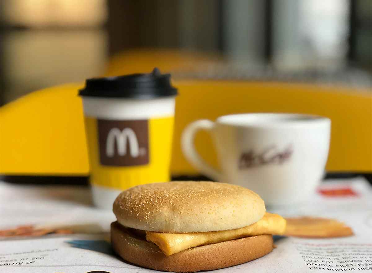 McDonalds-Frühstückssandwich und Kaffee