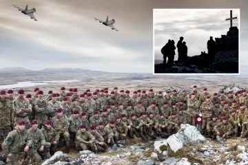 Britische Truppen zollen den Helden der Falklandinseln bewegenden Tribut, indem sie den letzten Marsch nachstellen
