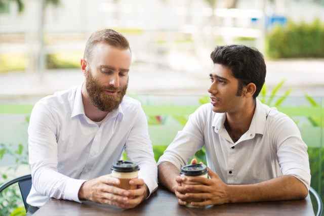 Zwei männliche Freunde sprechen über psychische Gesundheit