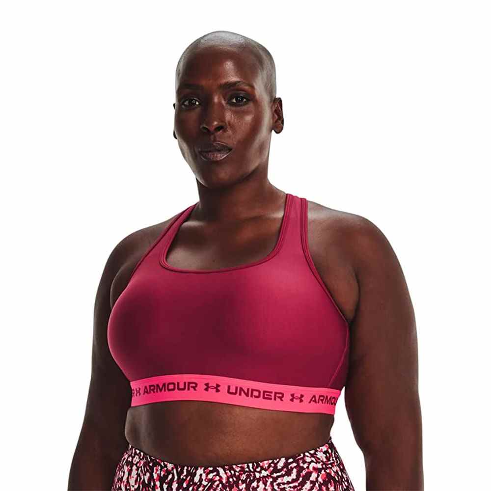 Frau trägt rosa Sport-BH