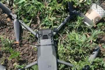 Ausgehungerte Russen bombardieren die Ukraine mit Granaten, die von Drohnen in Kaffeetassen gehalten werden