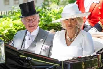 Charles strahlt mit Camilla, als sie die Royals in Ascot anführen – aber Queen bleibt zu Hause