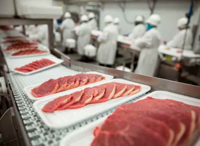 geschnittenes Fleisch auf dem Förderband in der industriellen Fleischfabrik