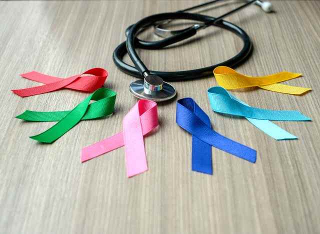 Krebsbewusstseinsbänder und Stethoskop