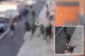 Schockierender Moment 8 Männer prügeln sich am helllichten Tag auf der Straße, während eine Frau schreit