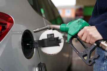 Unter Druck geratene Autofahrer könnten eine weitere Senkung der Kraftstoffsteuer erhalten, deutet Boris Johnson an