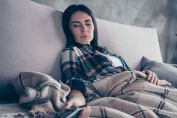 Ich bin ein Schlafexperte – warum das Schlafen mit eingeschaltetem Fernseher mit einem frühen Tod verbunden ist