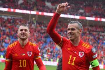 Bale und Ramsey stellten sich an, um nach der Weltmeisterschaft Elite-Trainerabzeichen zu erhalten