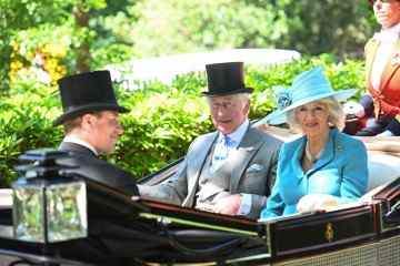 Die pferdebegeisterte Königin überspringt Ascot, während Charles & Camilla das Rennspektakel starten