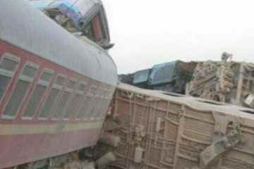17 Tote bei Zugunglück, als Einsatzkräfte Passagiere aus Trümmern ziehen