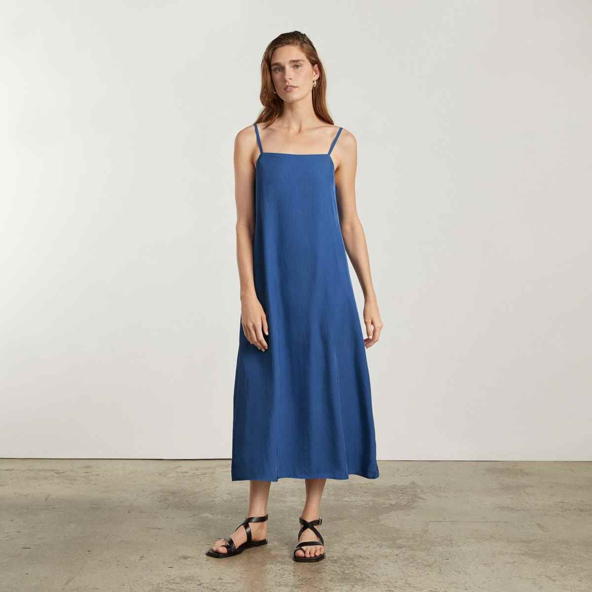 Blue Everlane Das japanische GoWeave-Slip-Kleid auf Modell