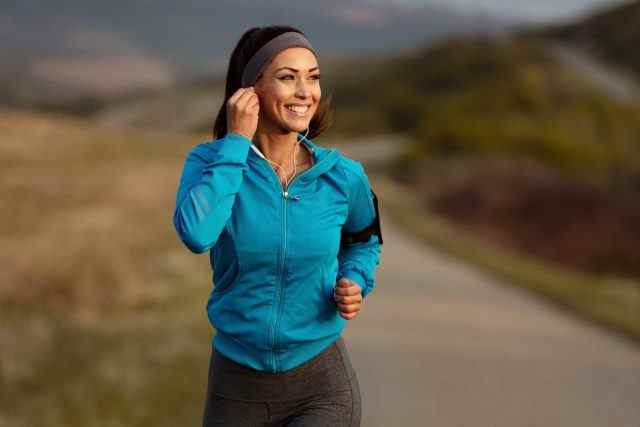 Frau joggt auf einem Pfad