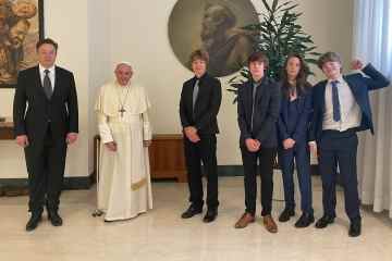 Elon Musk teilt ein Bild mit vier seiner Kinder, als die Familie den Papst trifft