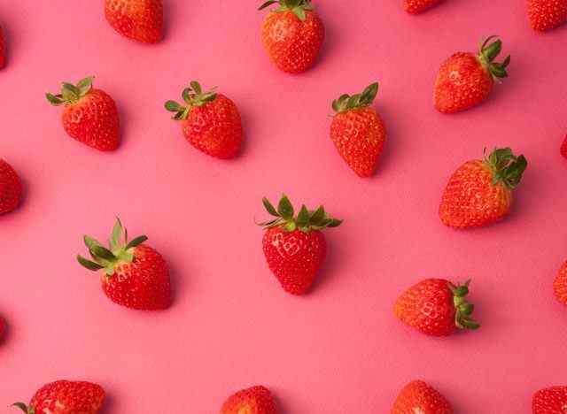Erdbeeren auf rosa Hintergrund