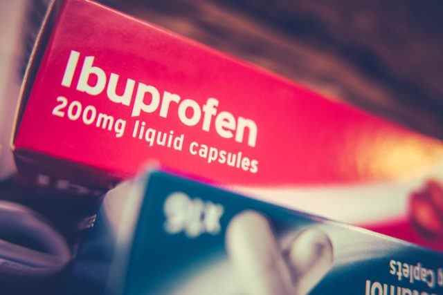 Schachteln mit verschreibungspflichtigen Schmerzmitteln Ibuprofen