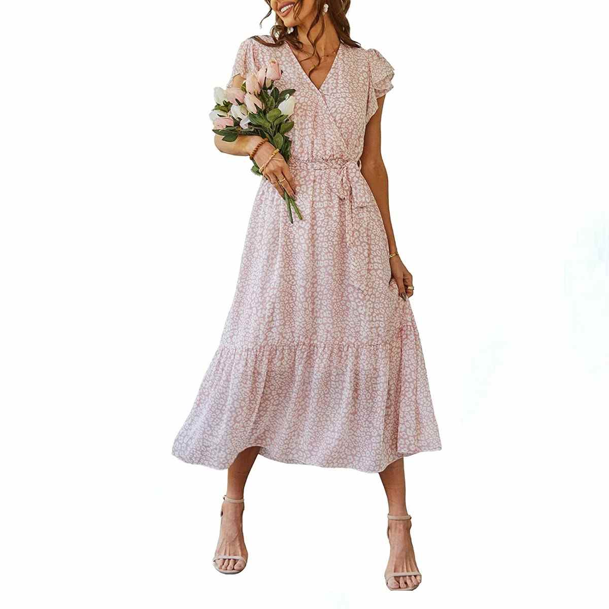 Rosa Prettygarden Sommerkleid mit Blumenmuster auf Modell mit Blumenstrauß