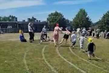 Urkomischer Moment: Mutter schubst Rivalin beim Rennen am Schulsporttag zu Boden
