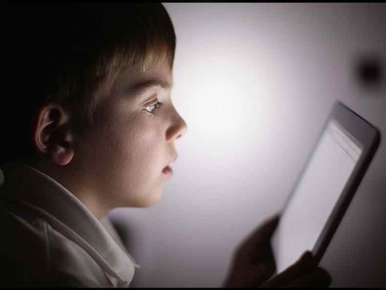 Jungenkinderkind, das Apple iPad verwendet
