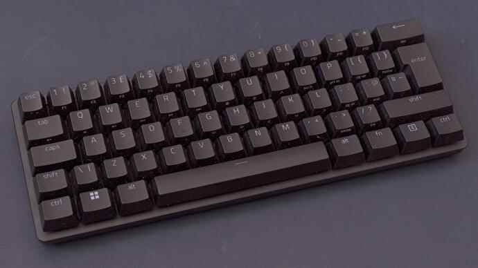eine analoge Mini-Tastatur von Razer Huntsman mit einem kompakten und einfachen schwarzen Kunststoffgehäuse, aber interessanteren analogen Schaltern darunter