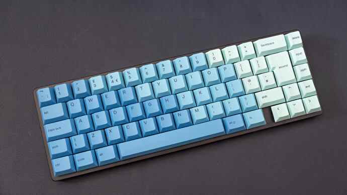 eine kundenspezifische glorreiche modulare Tastatur, die GMMK 2, mit grünen und blauen Tastenkappen und einem kompakten 65-%-Layout