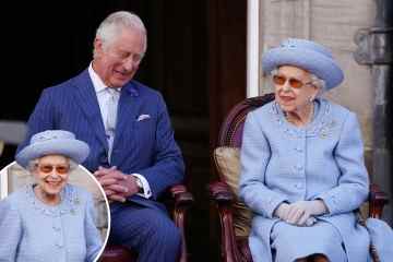 Queen, 96, strahlt, als sie mit Prinz Charles zur Militärparade hinausgeht
