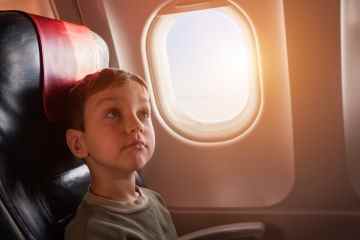 Ein Mann bittet Eltern, ihre Kinder auf einem Flug zu kontrollieren – und die Menschen sind geteilter Meinung