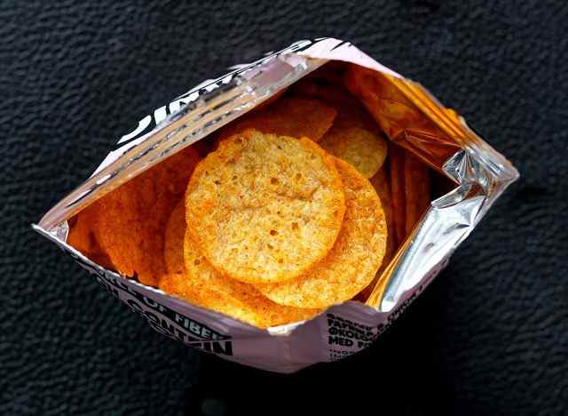 Tüte Chips öffnen