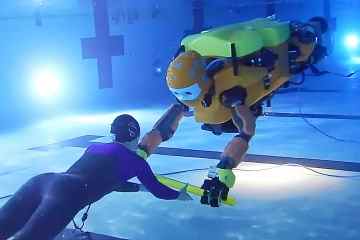 Gruseliger menschenähnlicher Roboter, der geschaffen wurde, um die dunklen Tiefen des Ozeans zu erkunden