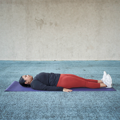 Knie zur gegenüberliegenden Schulter auf Yogamatte