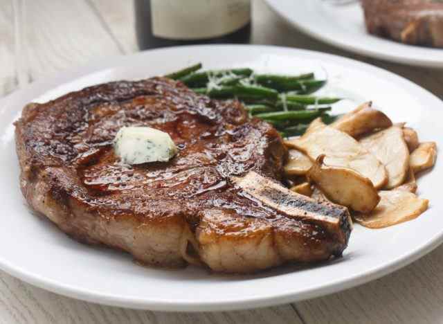 Rib-Eye-Steak mit Knochen