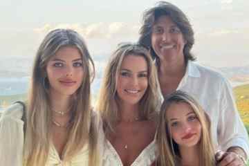 Amanda Holden sieht unglaublich aus, wenn sie mit gleichartigen Töchtern im Urlaub posiert