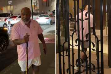 Box-Legende Tyson gesehen, wie er einen Spazierstock benutzt, als er im Hotel in New York ankommt