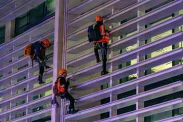 XR-Öko-Krieger erklimmen das Home Office um 20 m in die Höhe und rufen dramatisch nach pflanzlicher Nahrung auf