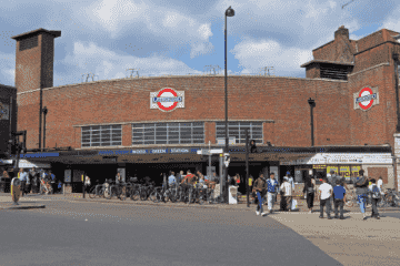 Ein Mann stirbt, nachdem er in der Nähe einer belebten Londoner U-Bahnstation angeschossen wurde
