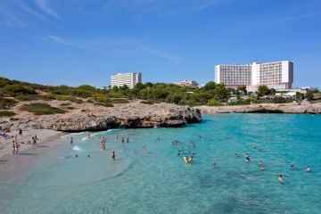 Verzweifelte Hotels in Spanien bieten günstige Sommerangebote an, da Touristen ausländische Ferien abbrechen