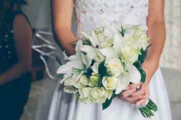 Die ungewöhnlichen Hochzeitsblumen der Braut lassen die Menschen einen schmerzhaften Blumenstraußwurf erwarten
