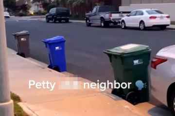 Mein kleiner Nachbar blockiert die Straße mit Mülleimern, damit niemand vor seinem Haus parken kann