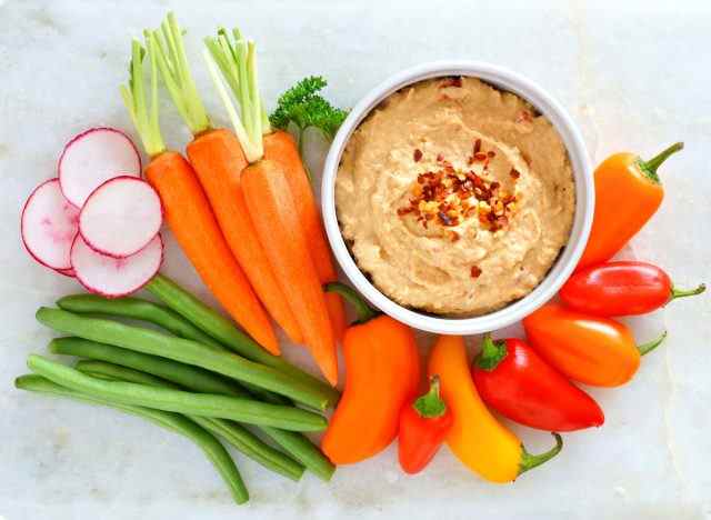 Hummus rote Paprika Karotte Rettich grüne Bohnen