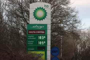 BP VERDOPPELT seine Gewinne, da britische Fahrer Schwierigkeiten haben, sich Tanks zu leisten