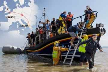 Migranten, die den Ärmelkanal nach Großbritannien überqueren, werden in Albanien bei neuen Razzien festgenommen