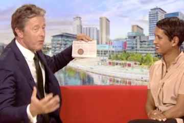 Naga Munchetty von BBC Breakfast schlägt Charlie Stayt nach einem Wurstfehler