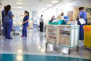 Krankenschwestern werden von anderen NHS-Gesundheitsmitarbeitern auf Streikposten in Lohnreihen begleitet