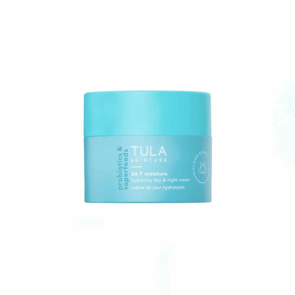 Blauer Behälter der TULA Skincare 247 Moisture Hydrating Day Night Cream auf weißem Hintergrund