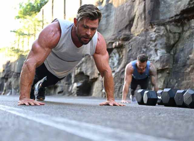 Chris Hemsworth macht Liegestütze und zeigt, wie man wie ein Superheld fit wird