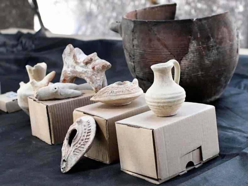 Artefakte, die im Nachlass von Rahat Israel gefunden wurden