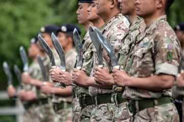 Großbritannien unterzeichnet neues Einwanderungsabkommen mit Nepal, das Gurkhas zur Rettung des NHS führen könnte